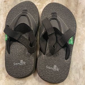 Sanuk Black size 8/9 Flip Flips
